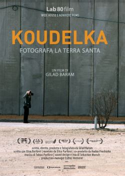 locandina del film KOUDELKA FOTOGRAFA LA TERRA SANTA